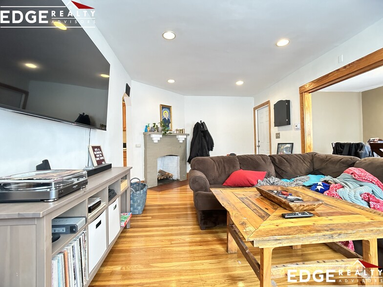 Building Photo - 27 S Crescent Circuit