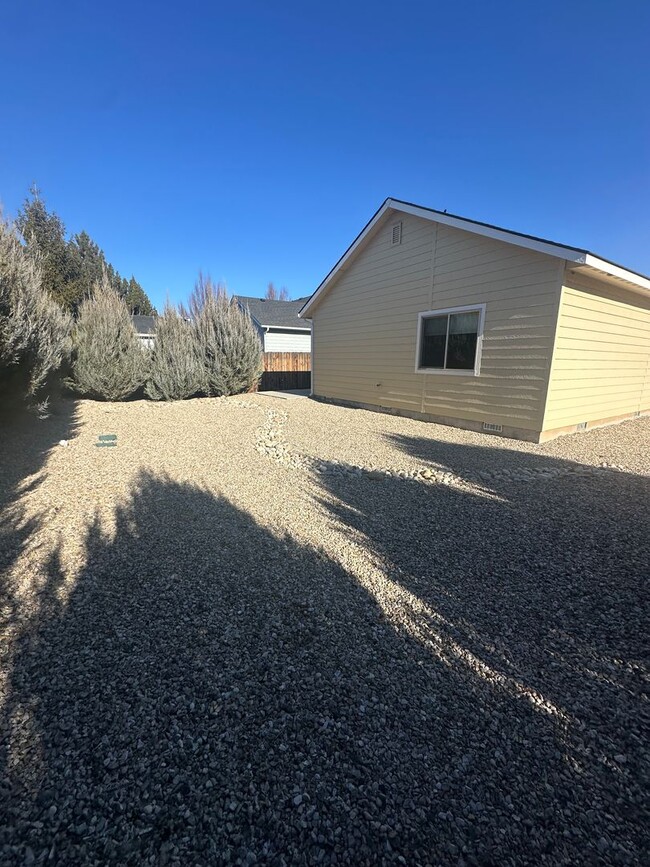 Building Photo - New to Rental Market. 3 Bed, 2 Bath Home p...