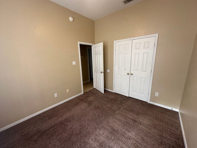 Building Photo - AVAILABLE NOW!!