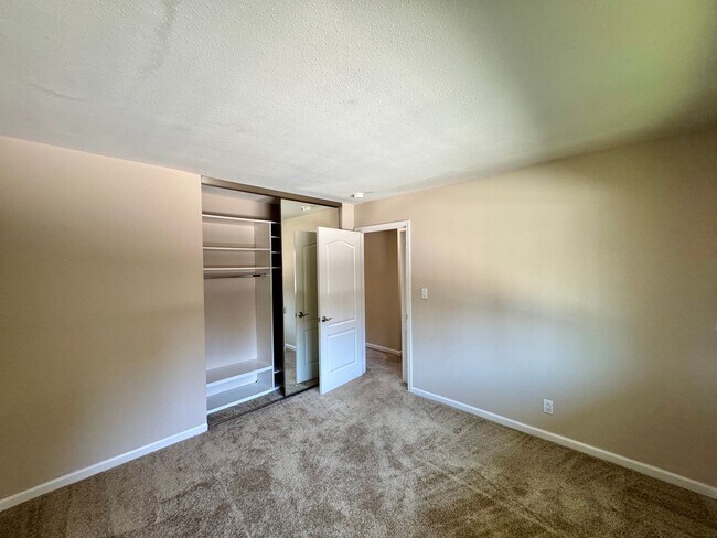 Building Photo - Nice Upper End Unit with Inside Laundry!  ...
