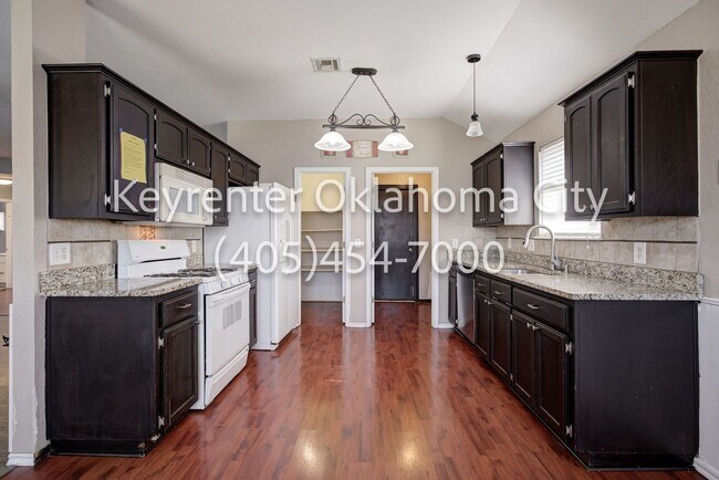 Building Photo - 6016 SE 82nd Pl
