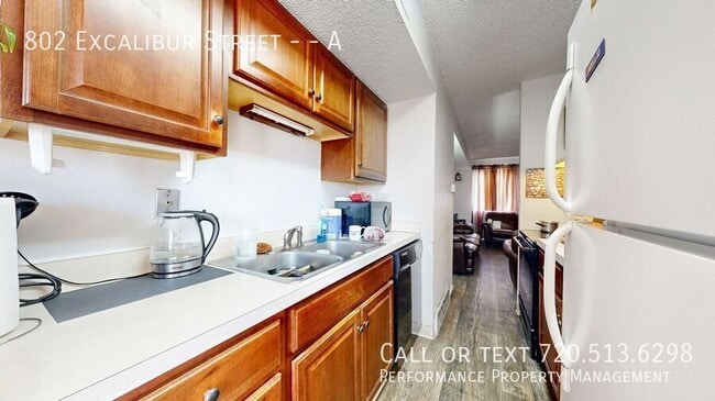 Building Photo - 802 Excalibur St