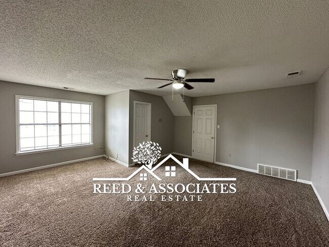 Building Photo - Charming Town Home with FRESH NEW PAINT!