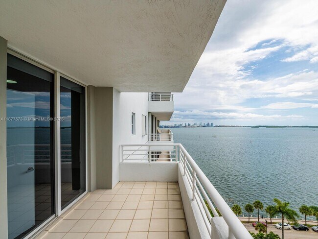 Building Photo - 1402 Brickell Bay Dr