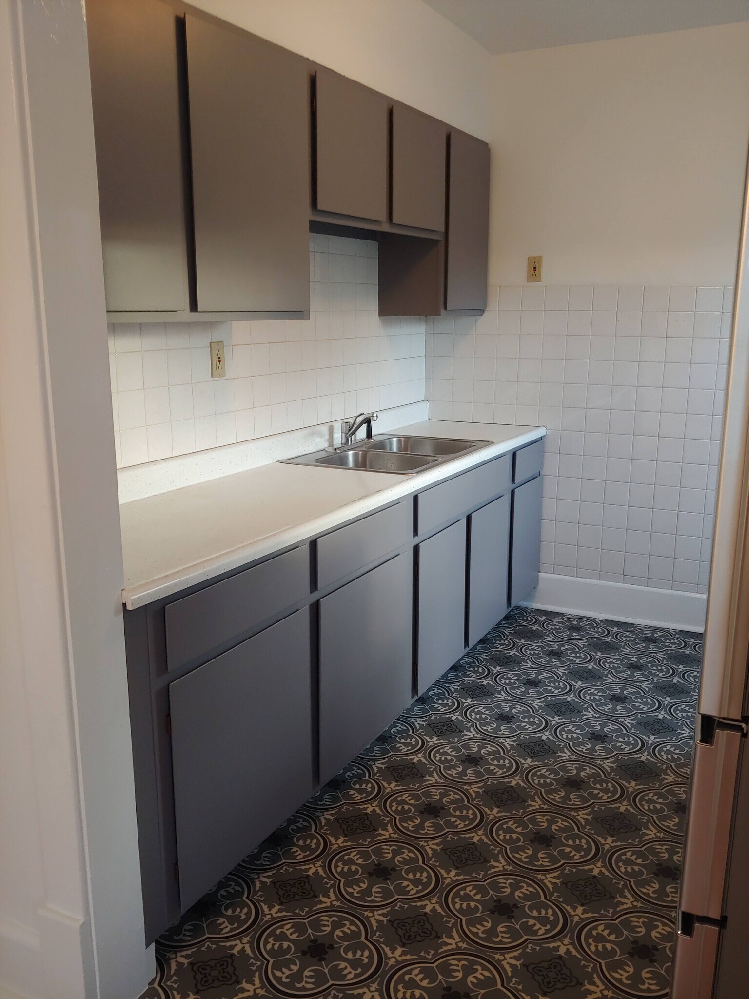 Kitchen - 704 S Broadway Ave