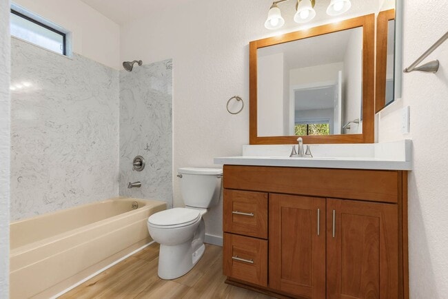 Building Photo - Newly updated 2 Bedroom 2 Bathroom Condo Near Downtown Kirkland- 1 free month!