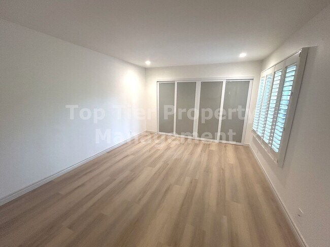 Building Photo - ***FULLY RENOVATED 2 bed / 2 bath / 1,120 sqft Home in 55+ Nob Hill Community - Available NOW***