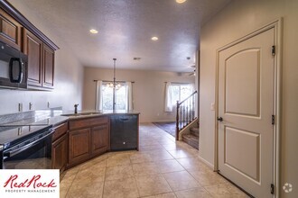 Building Photo - Lovely Townhome with Community Pool