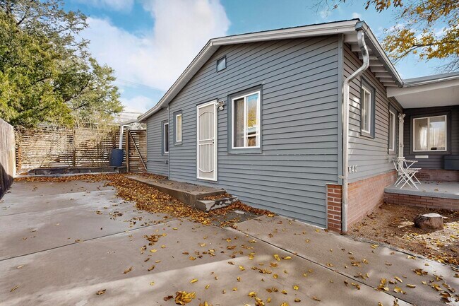 Building Photo - 1640 Stanford Dr NE