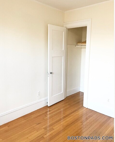 Building Photo - 448 Park Dr