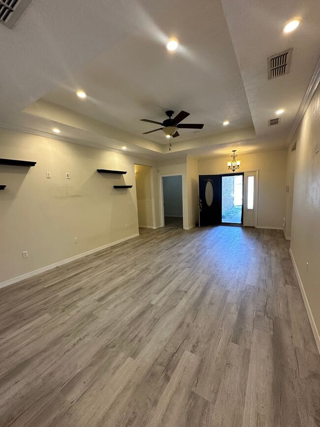 Building Photo - Stunning and Spacious 4 Bed Home! Parkview School District!