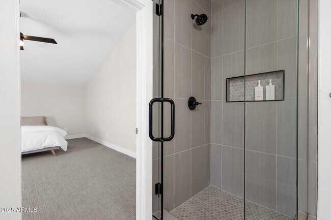 Building Photo - 856 W Quail Cir