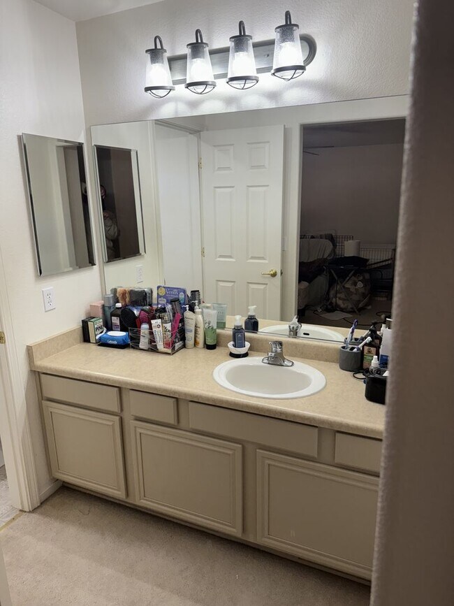 Building Photo - 17605 Alexandria Ct