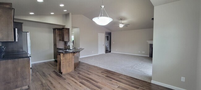 Building Photo - 331 NW Pacific Hills Dr