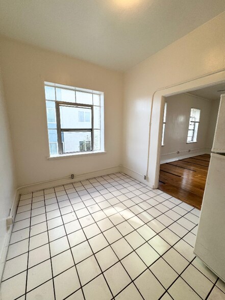 Building Photo - 901 S Kingsley Dr