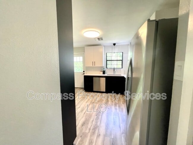 Building Photo - 2321 Glendale Dr