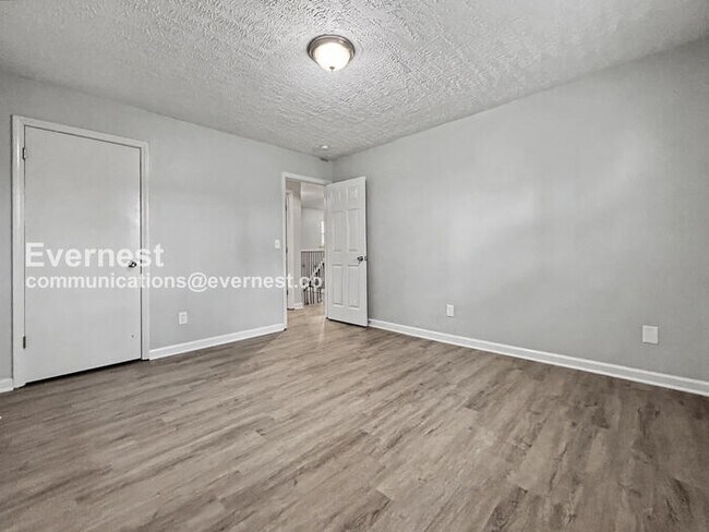 Building Photo - 2 Bed, 2 Bath Home with Fenced Yard & Garage / Pet-Friendly / Available Now!