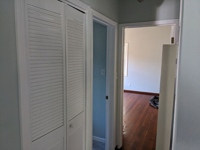 Building Photo - Stunning 1-bed, 1-bath Detached Cottage in...