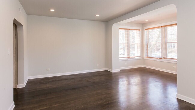 Building Photo - 6429 N Lakewood Ave