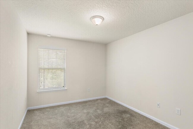 Building Photo - Spacious 2/2 Condo located in the highly s...