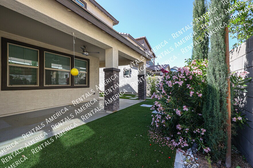 Building Photo - 1095 S Sunset Dr