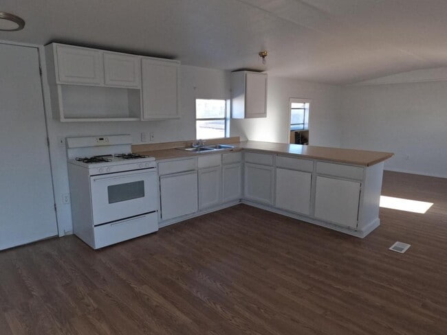 Building Photo - 806 Dawn Ln