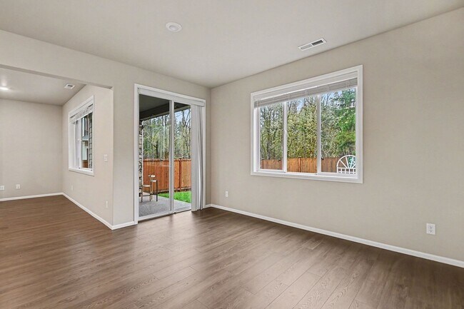 Building Photo - 4 bed 2.5 bath spacious home available for move in NOW