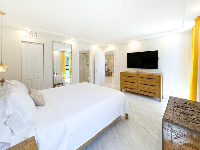 Building Photo - 4800 Bayview Dr