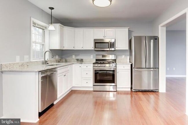 Building Photo - Spacious single family home with full basement