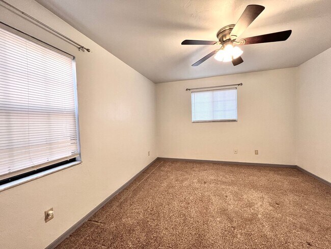 Building Photo - Updated 3 Bedroom, 3 Bathroom Townhome in ...