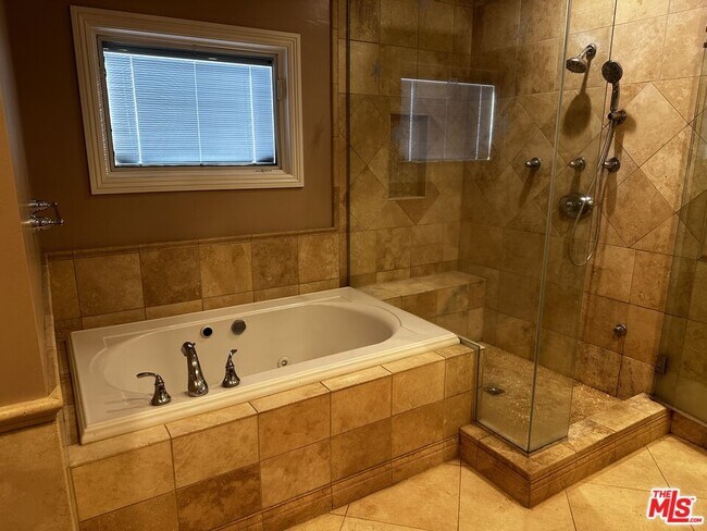 Building Photo - 5560 Buffalo Ave