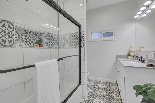 Building Photo - Stylish West Oakland 2/1 Flat - Completely...