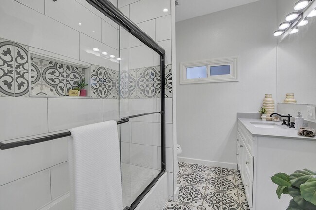 Building Photo - Stylish West Oakland 2/1 Flat - Completely Renovated.