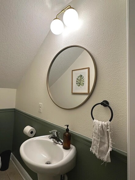 Half Bath - 1736 W Walnut St