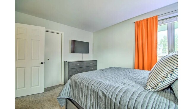 Building Photo - Beautiful Home at Silver Lake