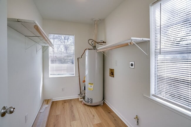 Building Photo - 2933 Moss St