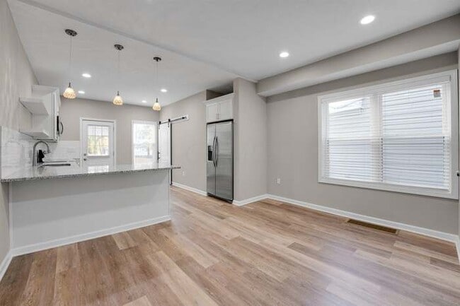Building Photo - 695 Reinhard Ave