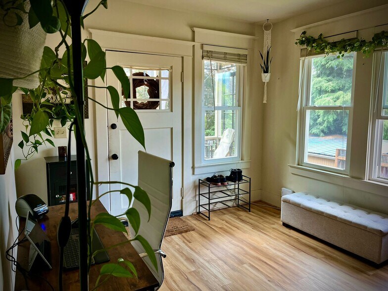 Entrance - 6917 N Philadelphia Ave
