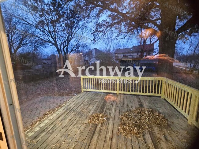 Building Photo - 1600 W Elm Terrace