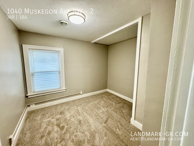 Building Photo - Updated 3-Bed, 1-Bath – First Month $1,050...