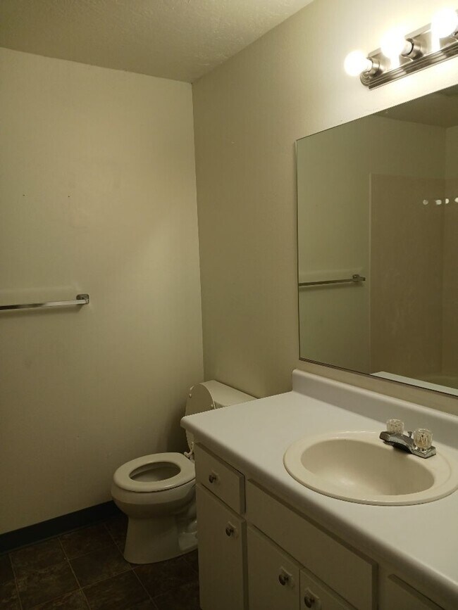 Building Photo - M611/613 W. 13th St