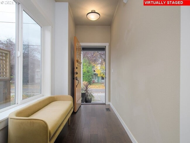 Building Photo - Gorgeous 3 Bed, 2.5 Bath Oasis!