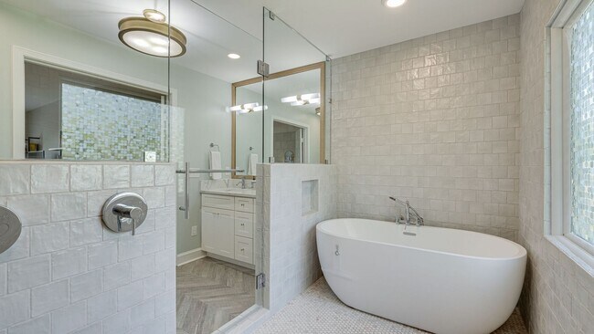 Building Photo - Modern Remodeled 4 Bedroom Rental Home in Brentwood