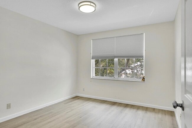 Building Photo - 3354 Greenview Terrace W
