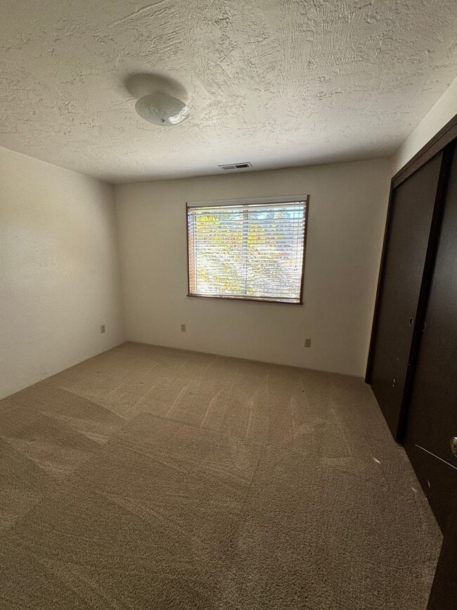 Building Photo - Canyonville 3 Bedroom 2 Bath with Garage a...