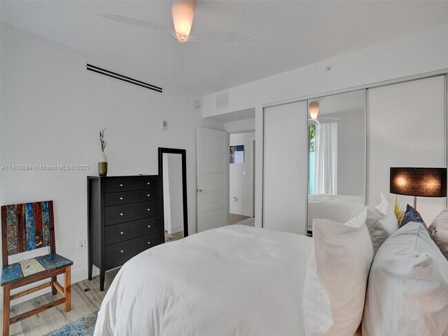 Building Photo - 9940 W Bay Harbor Dr