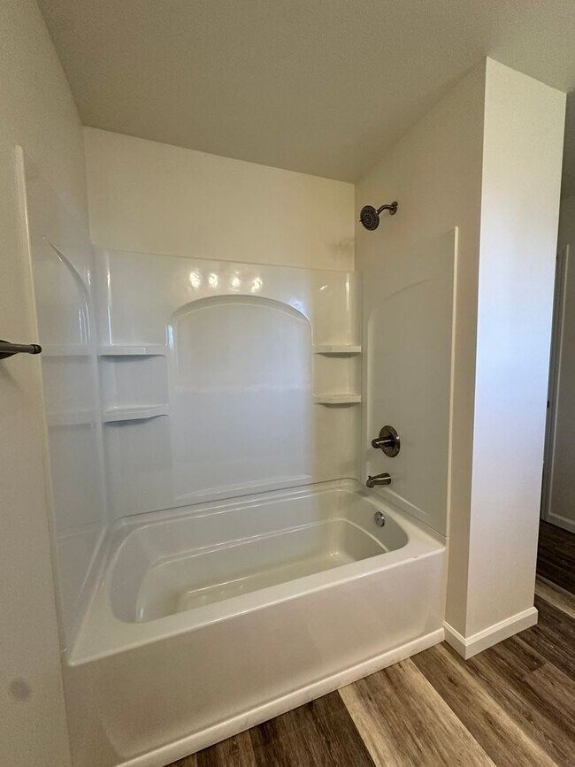 Building Photo - Stunning 3 Bedroom and 3 Bathroom Home, La...