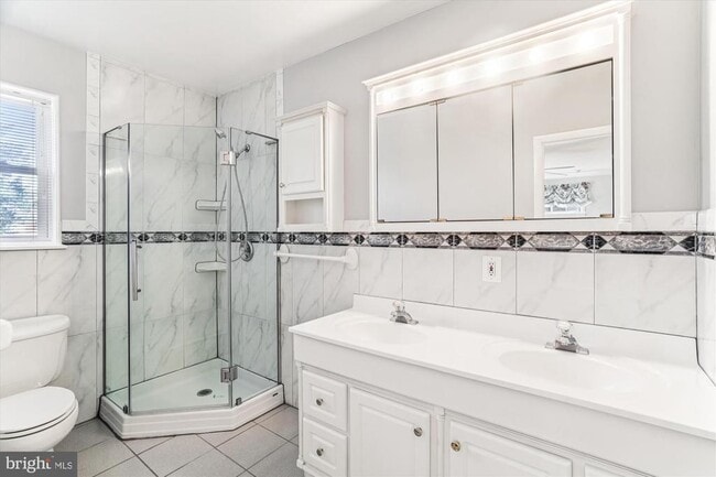 Building Photo - 5813 Midhill St