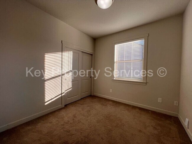 Building Photo - Woodland Townhome Just Minutes from i5