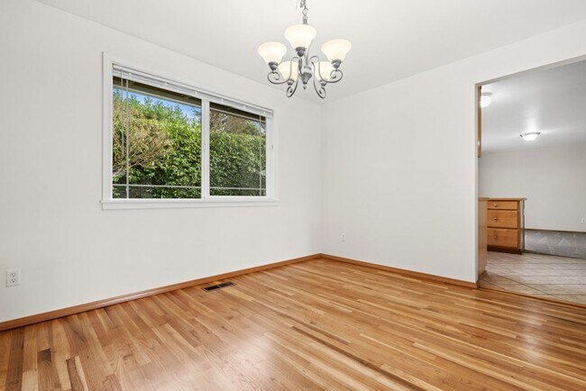 Building Photo - 3Bd/1.75Ba Bellevue House